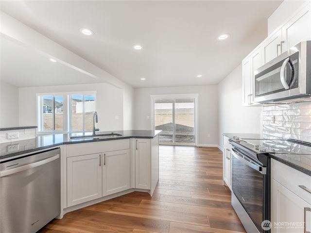 861 N Newport Loop, East Wenatchee, WA 98802