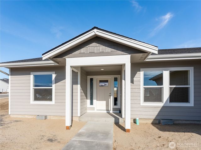861 N Newport Loop, East Wenatchee, WA 98802