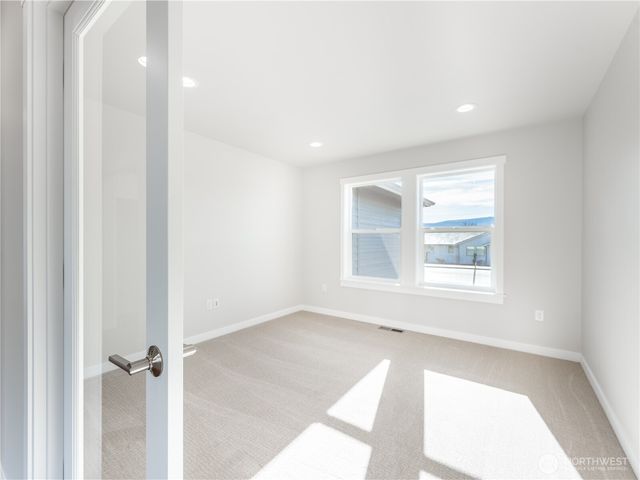 861 N Newport Loop, East Wenatchee, WA 98802