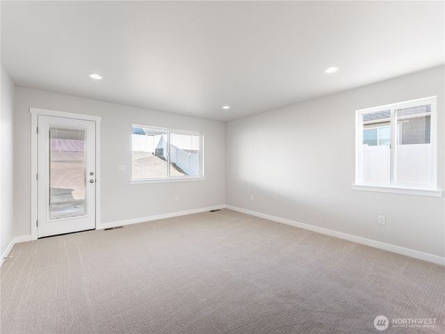 861 N Newport Loop, East Wenatchee, WA 98802