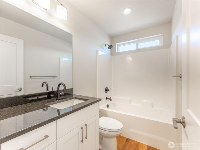 861 N Newport Loop, East Wenatchee, WA 98802