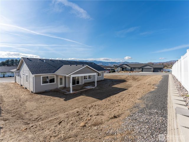 861 N Newport Loop, East Wenatchee, WA 98802