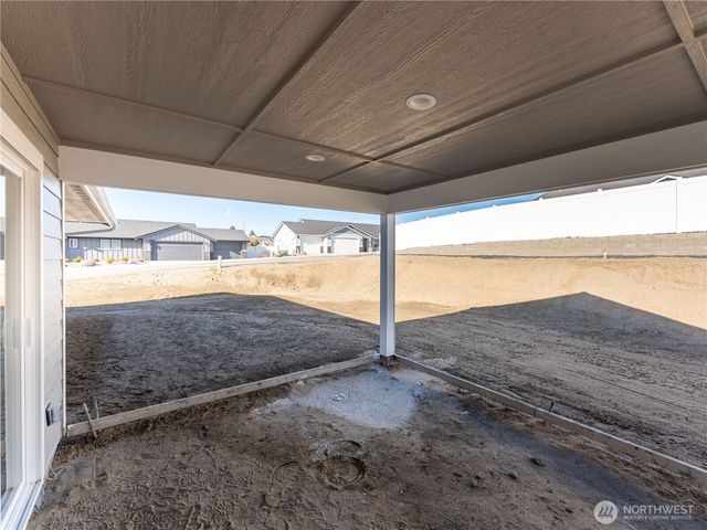 861 N Newport Loop, East Wenatchee, WA 98802