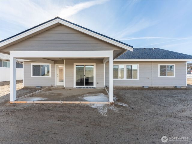 861 N Newport Loop, East Wenatchee, WA 98802