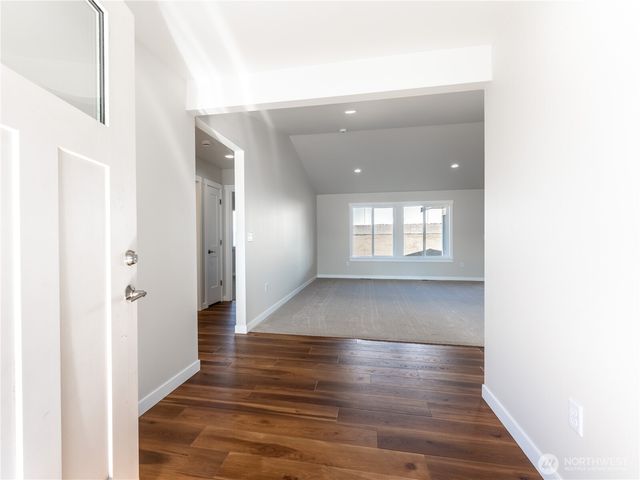 861 N Newport Loop, East Wenatchee, WA 98802