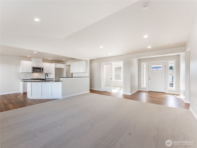 861 N Newport Loop, East Wenatchee, WA 98802