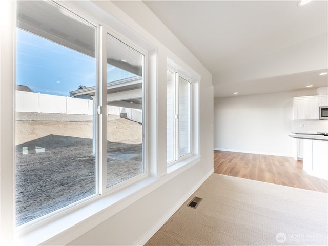 861 N Newport Loop, East Wenatchee, WA 98802