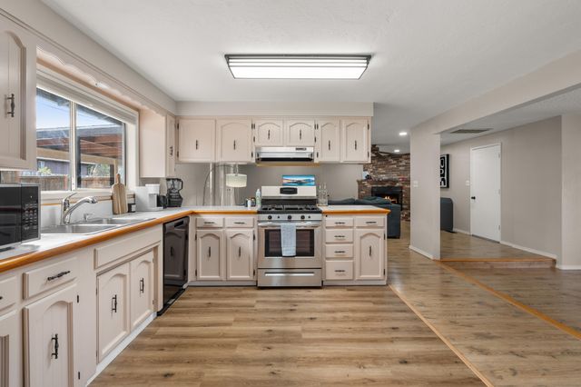 2532 Southport Way, Medford, OR 97504