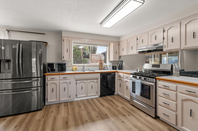 2532 Southport Way, Medford, OR 97504