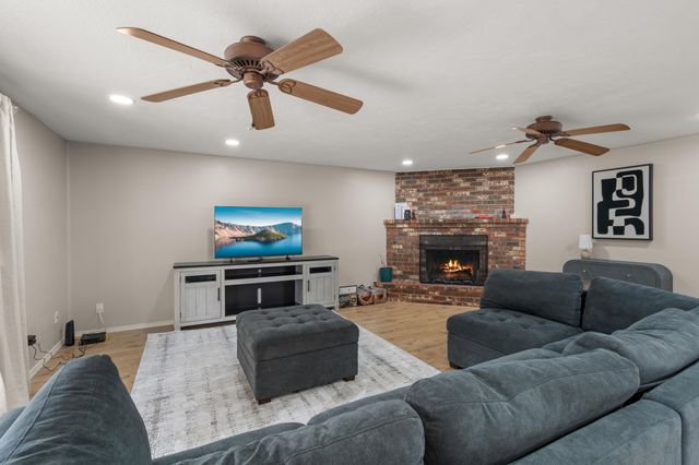 2532 Southport Way, Medford, OR 97504