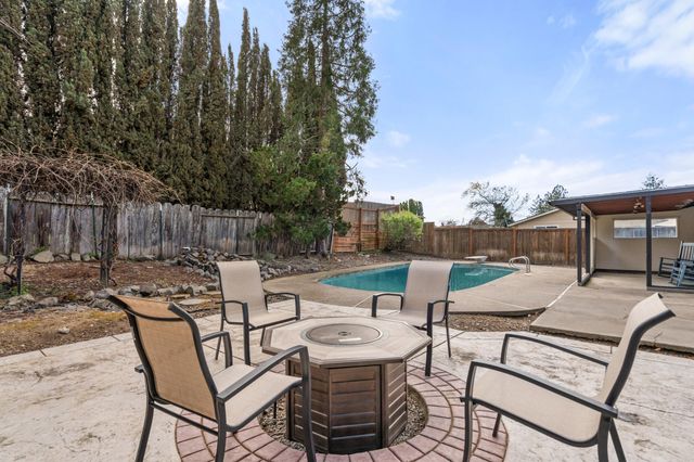 2532 Southport Way, Medford, OR 97504