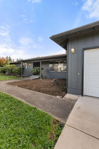 2532 Southport Way, Medford, OR 97504