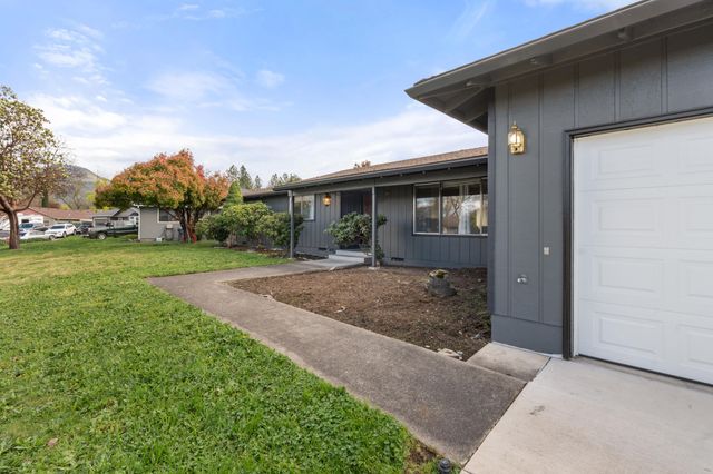 2532 Southport Way, Medford, OR 97504