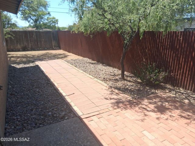 1921 N Madelyn Avenue, Tucson, AZ 85712