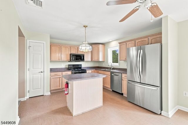 10 Lakeview Ter, Sussex Boro, NJ 07461