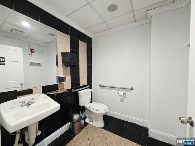 4 E Columbia Avenue, Palisades Park, NJ 07650