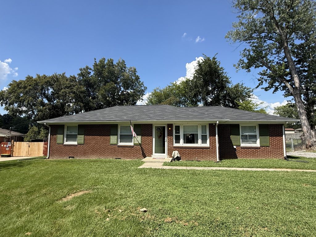 21 Concord Dr, Clarksville, TN 37042