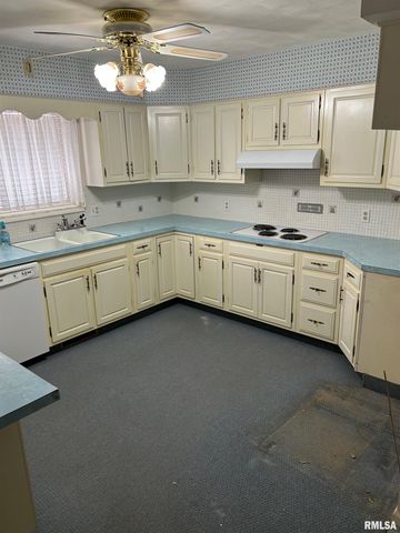 306 E POPLAR Street, Taylorville, IL 62568