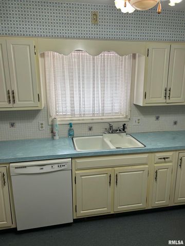 306 E POPLAR Street, Taylorville, IL 62568