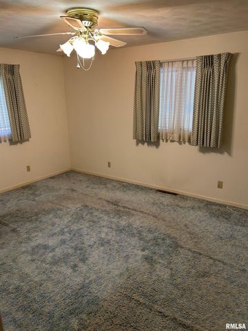 306 E POPLAR Street, Taylorville, IL 62568