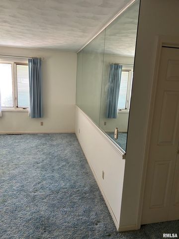 306 E POPLAR Street, Taylorville, IL 62568