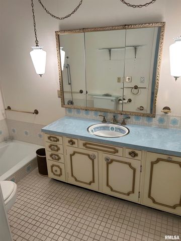 306 E POPLAR Street, Taylorville, IL 62568