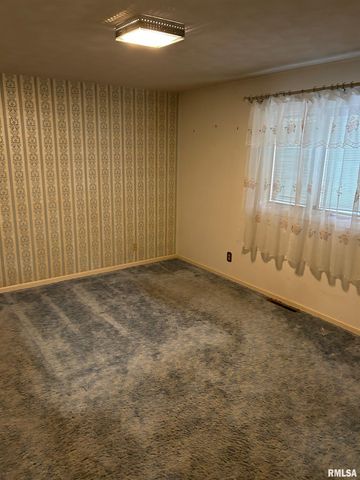 306 E POPLAR Street, Taylorville, IL 62568