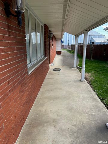 306 E POPLAR Street, Taylorville, IL 62568