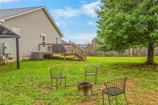 555 Brown Stone Court, Kernersville, NC 27284