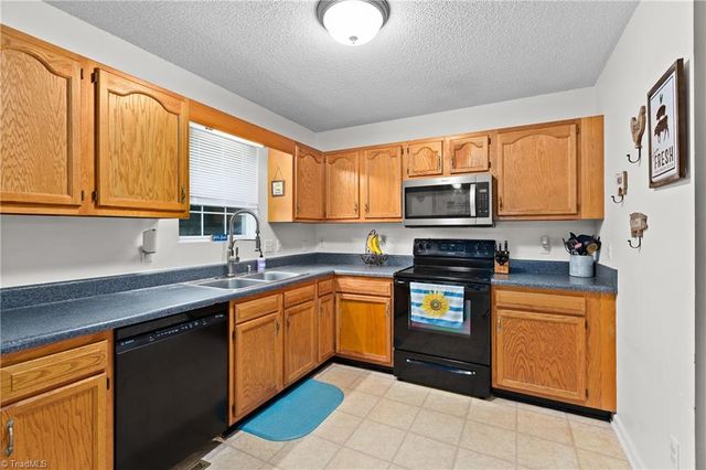 555 Brown Stone Court, Kernersville, NC 27284