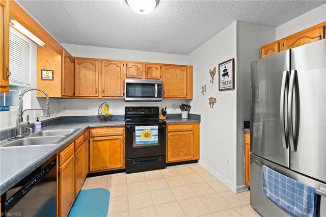 555 Brown Stone Court, Kernersville, NC 27284