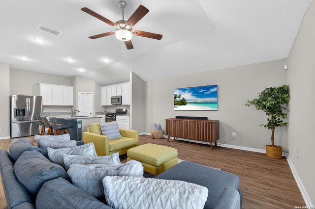 7058 Vista Loop, San Antonio, TX 78233