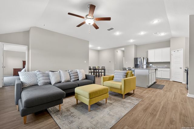 7058 Vista Loop, San Antonio, TX 78233