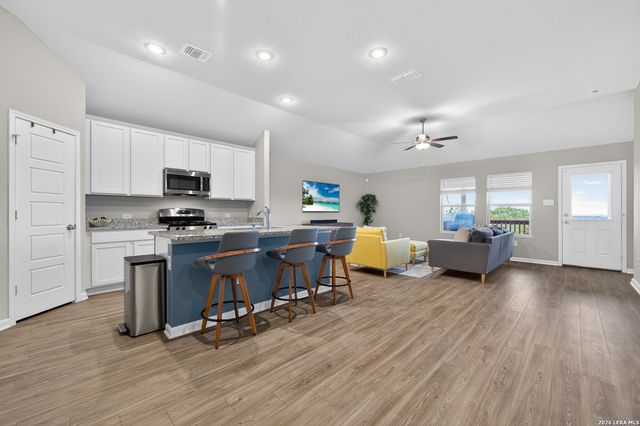 7058 Vista Loop, San Antonio, TX 78233
