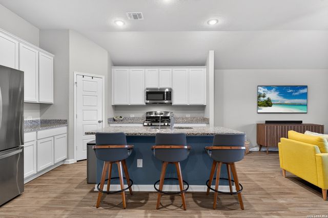 7058 Vista Loop, San Antonio, TX 78233