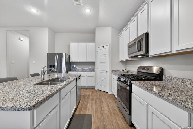 7058 Vista Loop, San Antonio, TX 78233