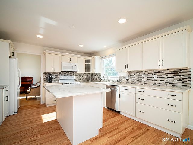 81 Old Stratfield Road, Fairfield, CT 06825