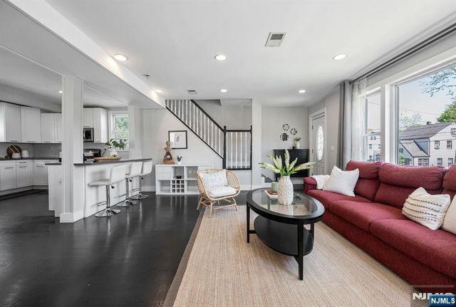 1154 Stasia Street, Teaneck, NJ 07666