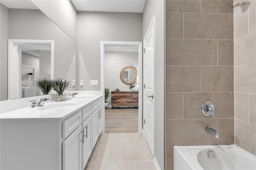 Image 17 of property listing at 10169 HUNTINGNET WAY, Leesburg, FL 34748