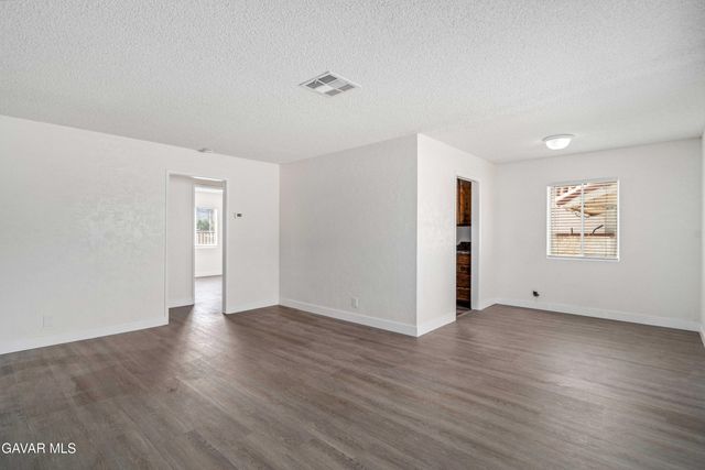 802 E Avenue Q4, Palmdale, CA 93550