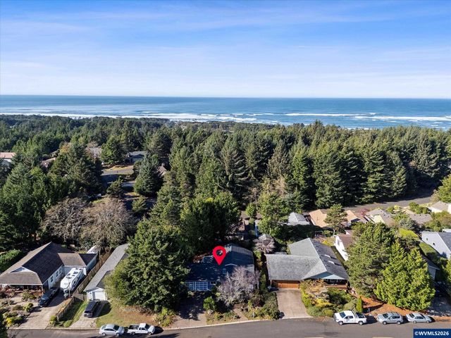 1420 SW Fairway Dr, Waldport, OR 97394