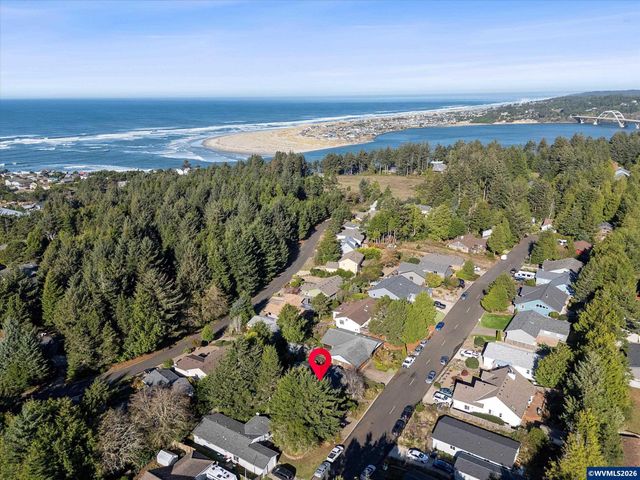 1420 SW Fairway Dr, Waldport, OR 97394