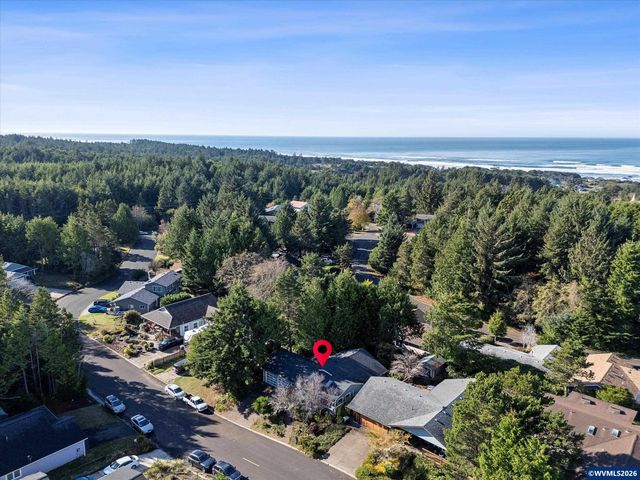 1420 SW Fairway Dr, Waldport, OR 97394