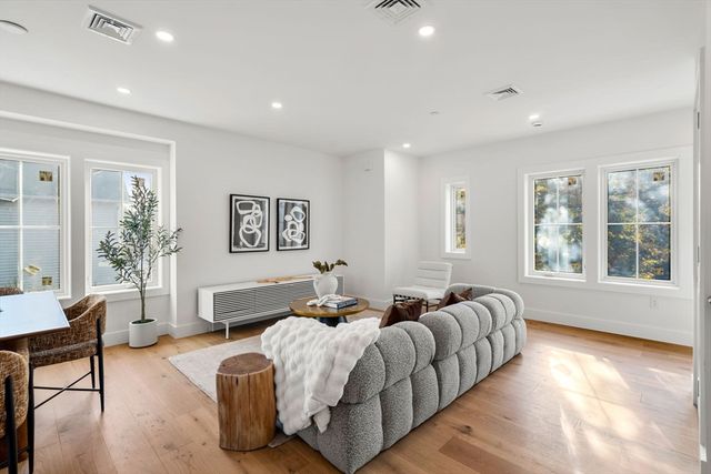 14 Elm 14, Newton, MA 02465