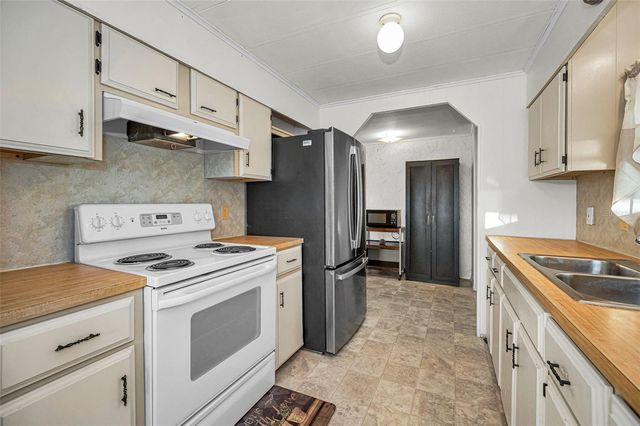 3318 CARNATION LANE, Zephyrhills, FL 33541