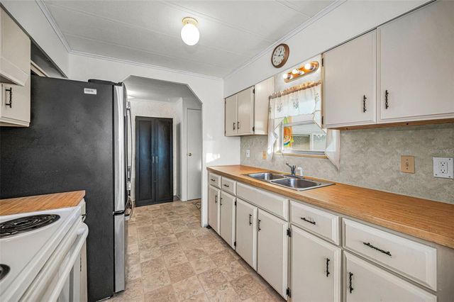 3318 CARNATION LANE, Zephyrhills, FL 33541