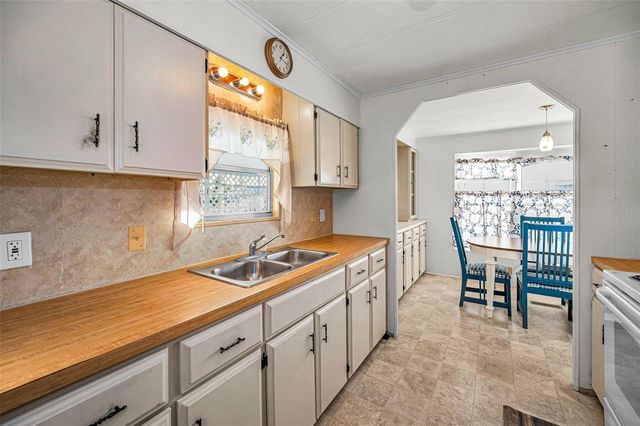 3318 CARNATION LANE, Zephyrhills, FL 33541