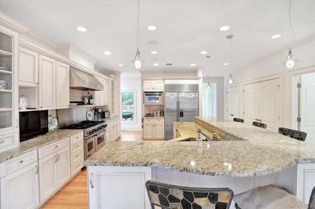 605 Dune Road, Westhampton, NY 11977