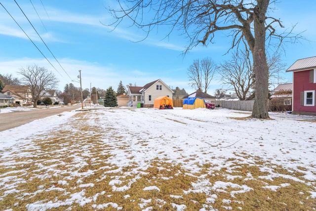 250 W CAROLINE STREET, Markesan, WI 53946