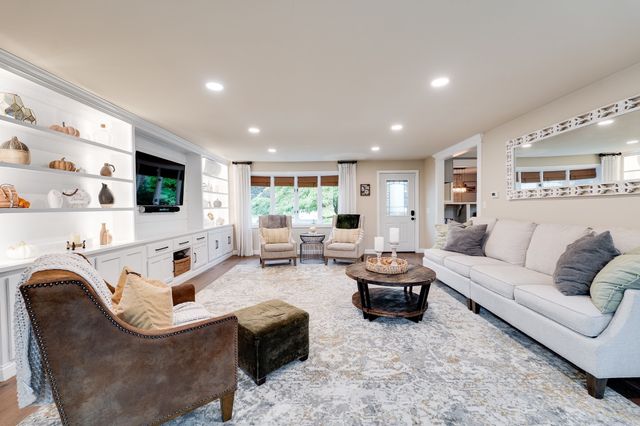 67 Kittredge Dr, Westfield, MA 01085